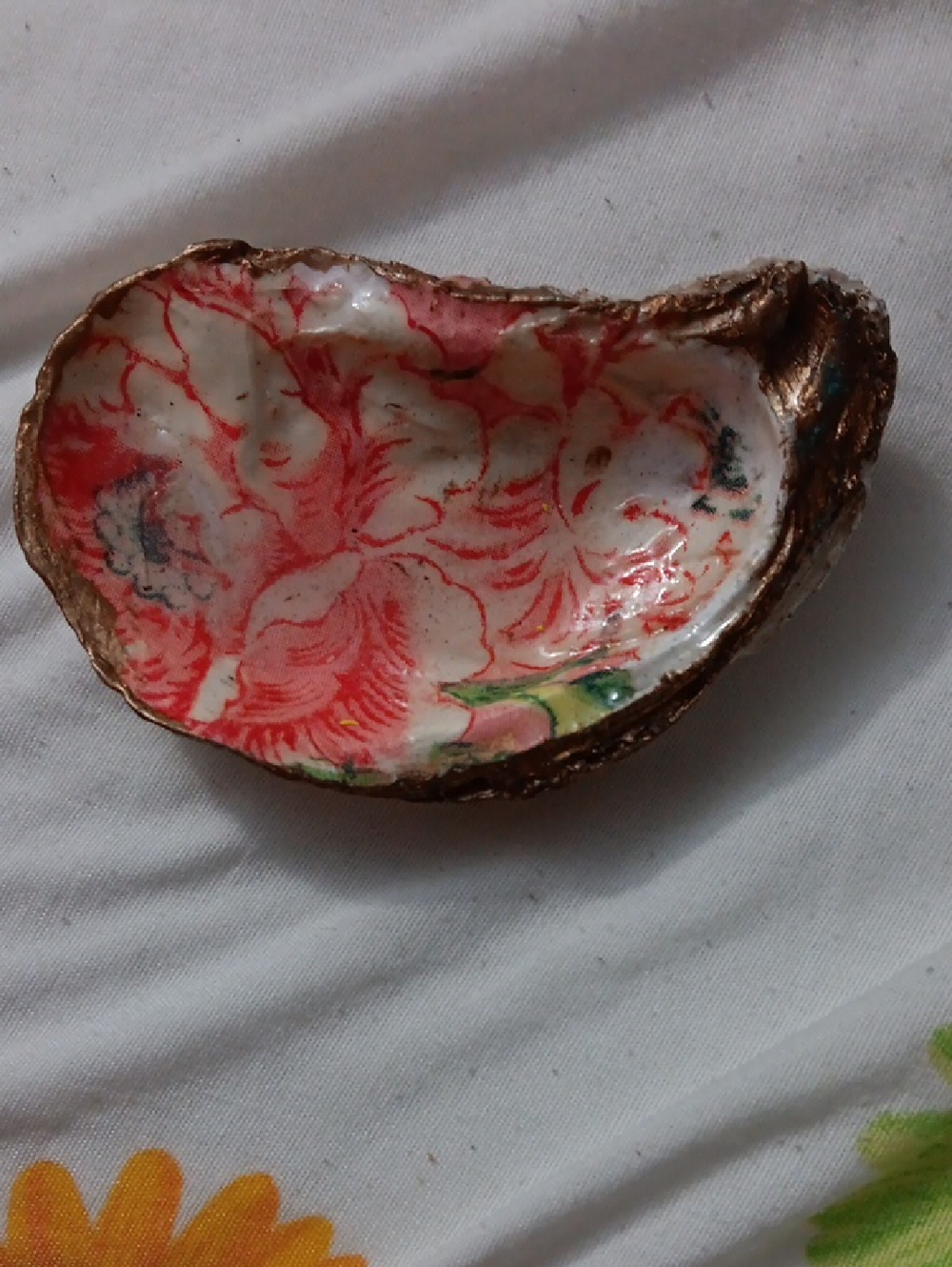 #CC Hand-Painted Decorative Shell Dish in Red and Gold